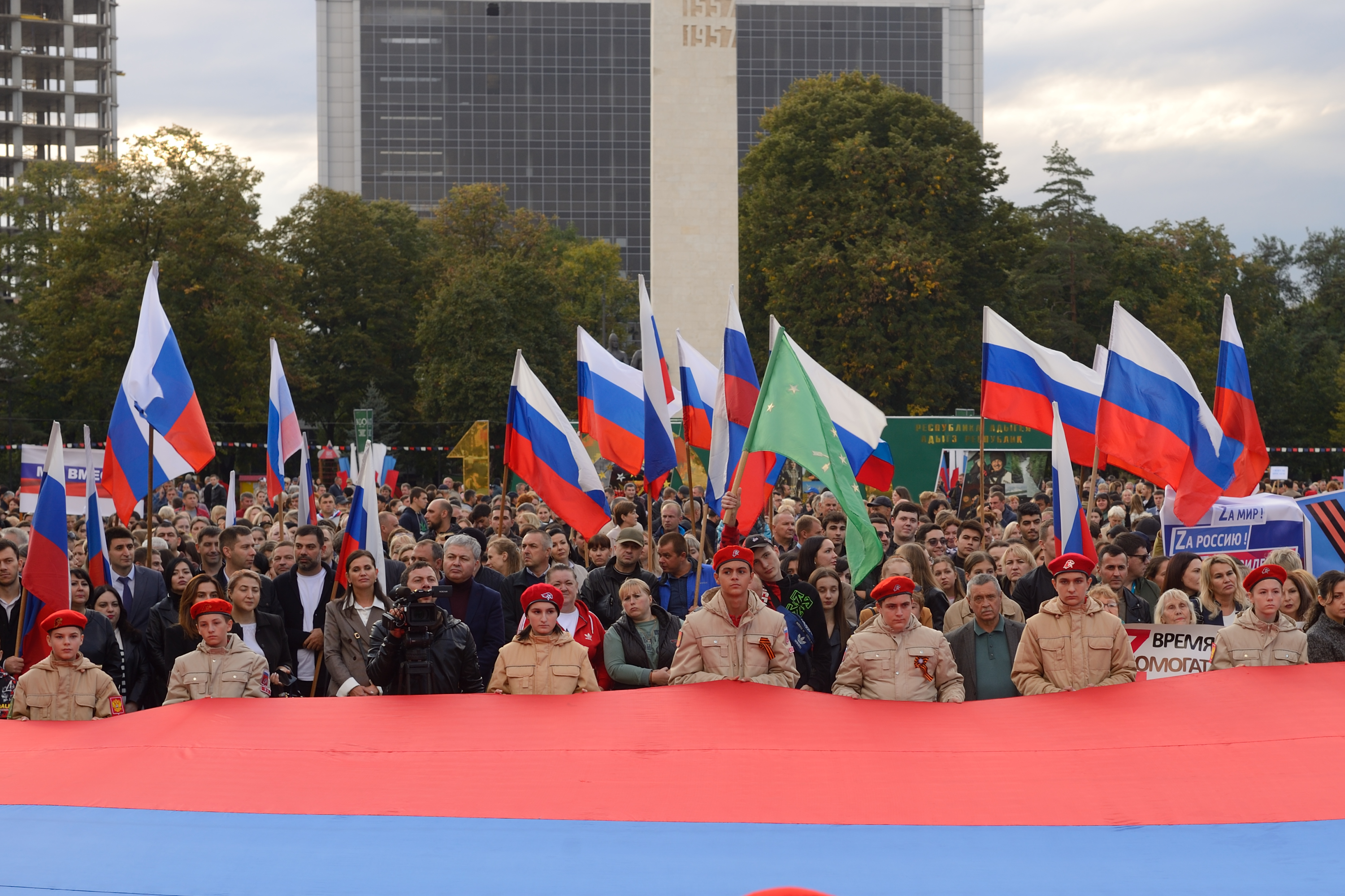 В майкопе прошел. Донбасс Россия. В поддержку Российской армии. Митинг в поддержку войны.