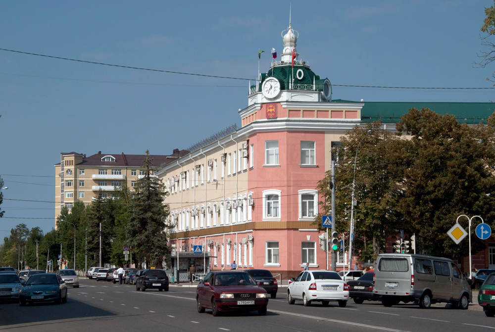 Сайт г майкоп. Администрация города Майкопа. Здание администрации города Майкопа. Здание мэрии Майкоп. Республика Адыгея столица.