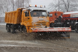 На дорогах Майкопа работают 22 единицы техники по расчистке снега 