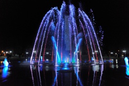 В Майкопе прошел пробный запуск нового светомузыкального фонтана