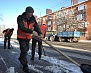 В Майкопе продолжается очистка дорог и тротуаров от снега и льда